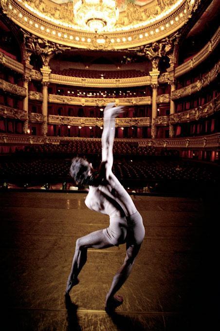Stéphane Phavorin avant une répétition de “Orphée et Eurydice” de Pina Bausch, ballet de l’Opéra National de Paris