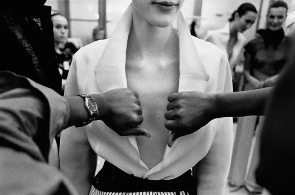 Abraham Pelham Haute Couture 1999 by Gérard Uféras, model in low cut white collar shirt, two hands holding the shirt