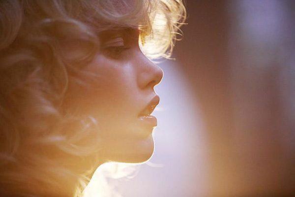 Picture 3B by Guy Aroch, closeup portrait of model with blund curls in sideprofile in sunlight with lens flare