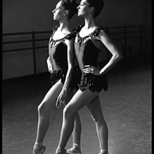 The Roy Sisters "Jewelry", New York City Ballett 1979 by Arthur Elgort, two ballerinas in black costumes standing in the same pose