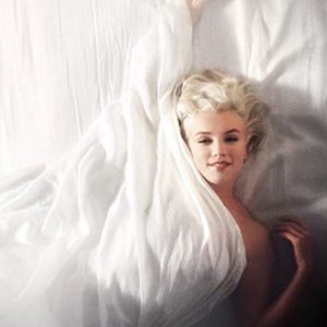 marilyn monroe by Douglas Kirkland, the actress between white sheets