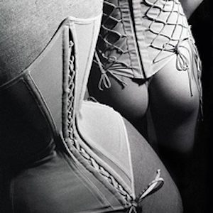 Worth Haute Couture printemps été 2003 by Gérard Uféras, closeup of a models back in a corset, next to mannequin in a corset