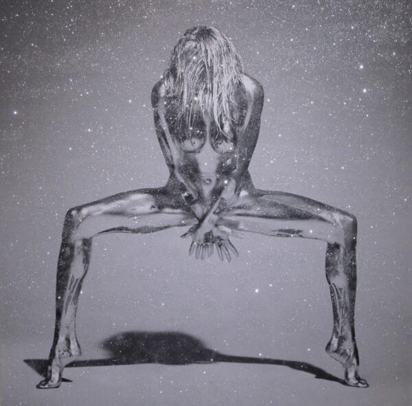 Silvereye Diamonddust by Guido Argentini, silver painted model in godess pose, covering herself with her hands