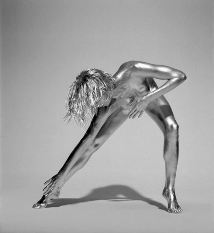 Guido Argentini - Amaterasu, model painted silver reaching down towards her foot
