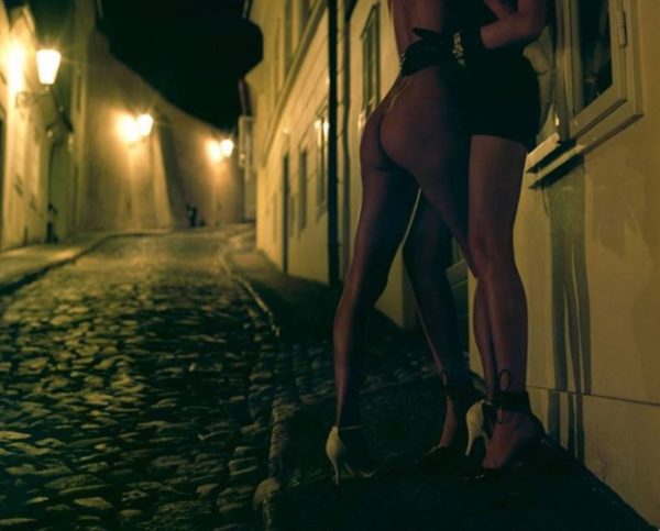 Where duality begins by Guido Argentini, two models in heels making out in a street at night