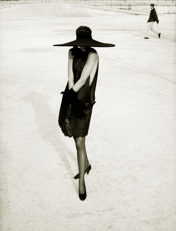 Gisele - Paris 1990 by Albert Watson, modfelin short black dress and big black hat