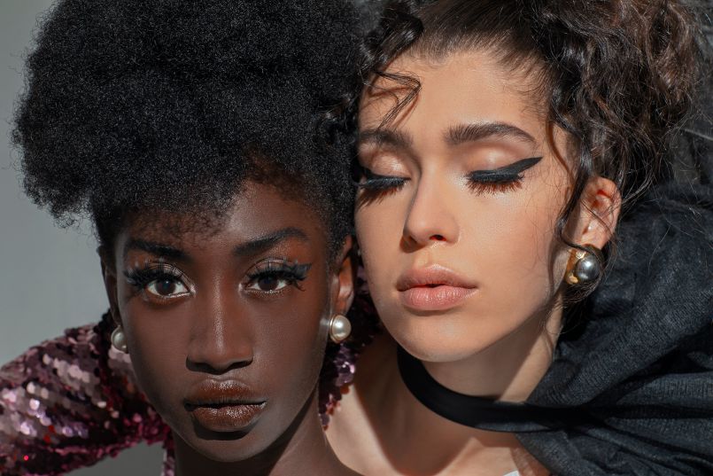 Staircase by Iris Brosch, portrait of two model with different skintone wearing bold eyeliner