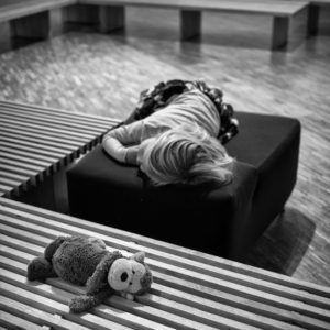 Musée national d'art moderne - Centre Pompidou by Gérard Uféras, child and plushy lying on museum benches