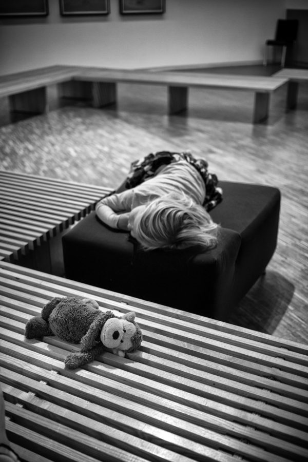 Musée national d'art moderne - Centre Pompidou, Beaubourg by Gérard Uféras, child and plushy lying on museum benches