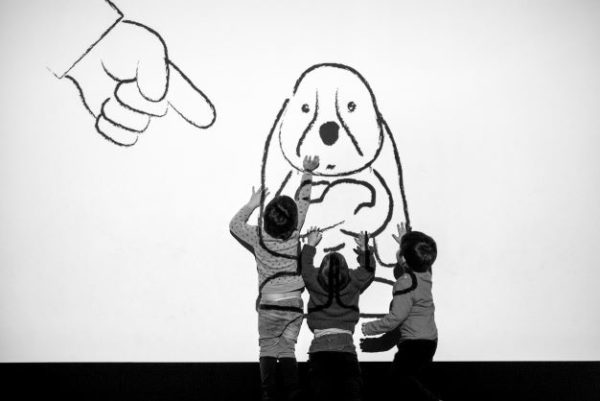 Centre Pompidou by Gérard Uféras, three children playing with the projection of a lineart dog