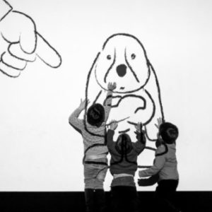 Centre Pompidou by Gérard Uféras, three children playing with the projection of a lineart dog