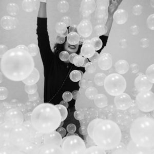 Musée des arts decoratifs by Gérard Uféras, woman in black between white bubbleballs, The beach anniversaire des 20 ans de Colettes