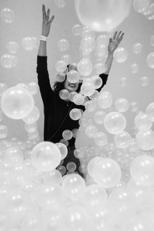 Musée des arts decoratifs by Gérard Uféras, woman in black between white bubbleballs, The beach anniversaire des 20 ans de Colettes