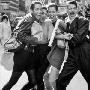 Arthur Elgort, Gail Elliott, Yasmin Le Bon, Christy Turlington und Linda Evangelista, New York, 1987, four models laughing on the streets