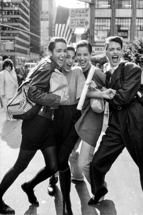 Arthur Elgort, Gail Elliott, Yasmin Le Bon, Christy Turlington und Linda Evangelista, New York, 1987, four models laughing on the streets