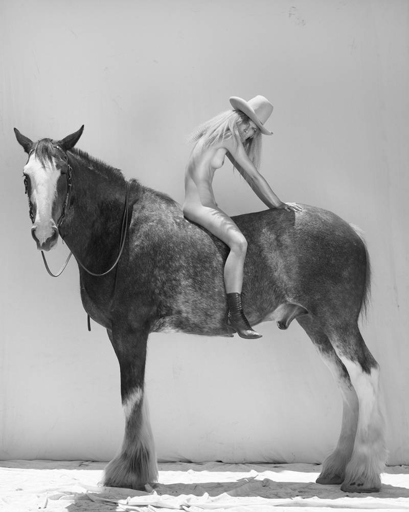 Horses 15149 by Sylvie Blum, nude model in a cowboyhat and boots sitting on a horse