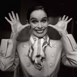 Comte_Geraldine Chaplin, grinning portrait with hands