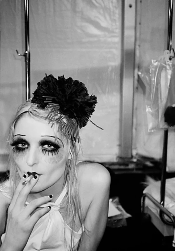 Lowit SMOKE GETS IN YOUR EYES Backstage Dior, Model smoking