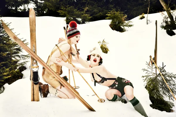 Unwerth Heimat (128) two girls playing in the snow with ski and Lenderhosen